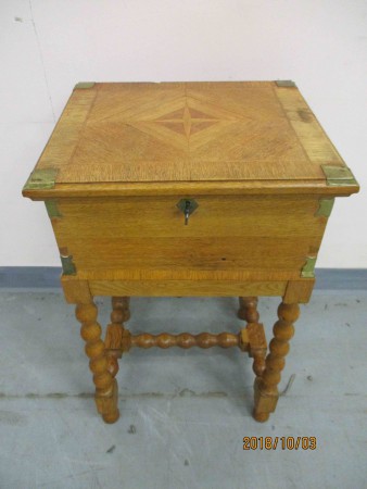 2290 - Truhlicka dub vykladana   43 x 38 cm  V - 70 cm  -  2 900 kc